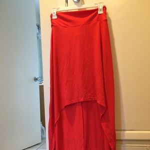 High-low asymmetrical skirt